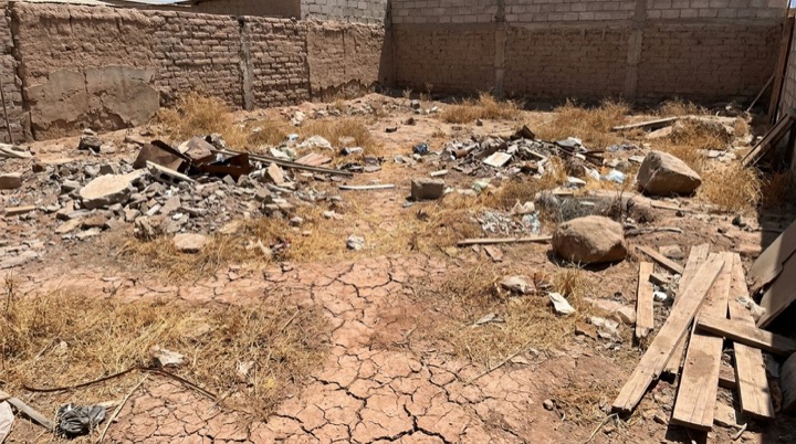 Terreno antes: tierra seca y escombros